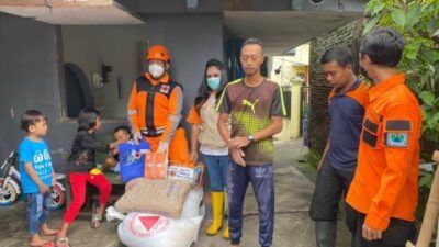 Petugas BPBD Kota Malang memberikan bantuan sembako dan material kepada warga terdampak gempa di Kota Malang. (Foto : BPBD Kota Malang)