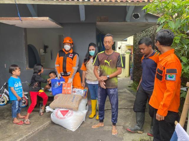 Petugas BPBD Kota Malang memberikan bantuan sembako dan material kepada warga terdampak gempa di Kota Malang. (Foto : BPBD Kota Malang)