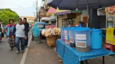 Pedagang yang berjualan di pinggir Jalan Muharto, Kecamatan Kedungkandanng, Kota Malang. (Foto:Azmy/Tugu Jatim)