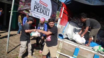 Tugu Media Peduli menyalurkan bantuan tahap kedua kepada warga gempa Malang di Kecamatan Tirtoyudo, Kabupaten Malang. (Foto: Bayu Eka/Tugu Jatim)