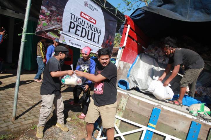 Tugu Media Peduli menyalurkan bantuan tahap kedua kepada warga gempa Malang di Kecamatan Tirtoyudo, Kabupaten Malang. (Foto: Bayu Eka/Tugu Jatim)