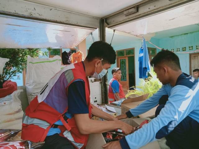 Bantuan logistik dari para donatur untuk korban gempa Malang. (Foto: Rap/Tugu Jatim)