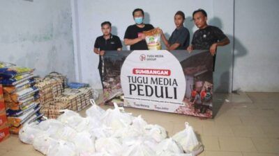 CEO Tugu Media Group Irham Thoriq bersama tim Tugu Media Peduli mendistribusikan bantuan. (Foto: Rubianto/Tugu Jatim)