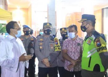 Kapolres Tuban AKBP Ruruh Wicaksono didampingi jajarannya mengecek keamanan di Gereja Santo Petrus, Jalan Panglima Sudirman, sesaat sebelum perayaan Kenaikan Isa Al Masih. (Foto: Humas Polres Tuban/Tugu Jatim)