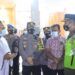 Kapolres Tuban AKBP Ruruh Wicaksono didampingi jajarannya mengecek keamanan di Gereja Santo Petrus, Jalan Panglima Sudirman, sesaat sebelum perayaan Kenaikan Isa Al Masih. (Foto: Humas Polres Tuban/Tugu Jatim)
