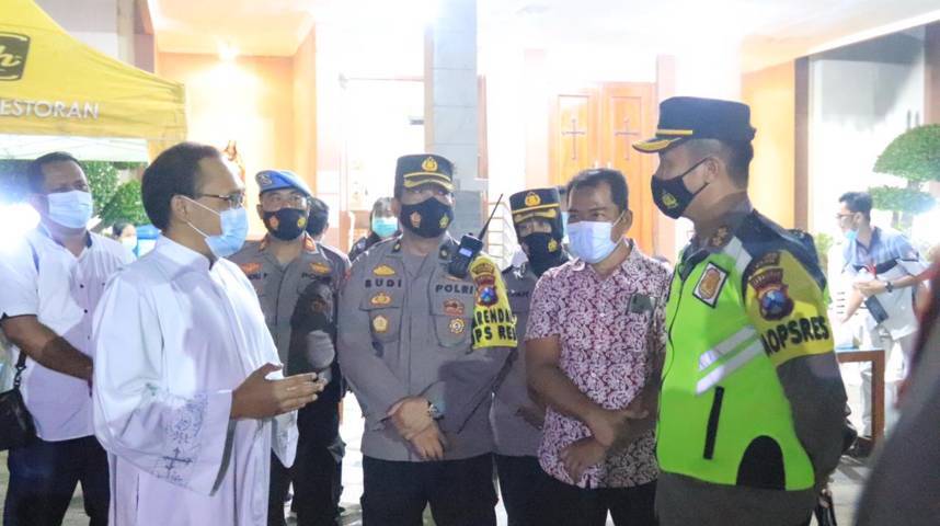 Kapolres Tuban AKBP Ruruh Wicaksono didampingi jajarannya mengecek keamanan di Gereja Santo Petrus, Jalan Panglima Sudirman, sesaat sebelum perayaan Kenaikan Isa Al Masih. (Foto: Humas Polres Tuban/Tugu Jatim)