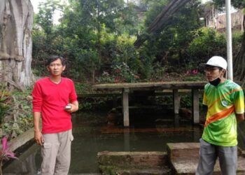Yohanes menunjukkan situs Punden Sumber Jeding yang sedang meluber, diperkirakan akan segera memasuki masa kemarau. (Foto: Sholeh/Tugu Jatim)