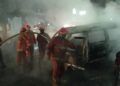 Anggota UPT Damkar Kota Malang saat memadamkan api sebuah mobil yang terbakar di Jalan Raya Bandulan, Kota Malang, Sabtu (03/04/2021). (Foto: UPT Damkar Kota Malang/Tugu Jatim)