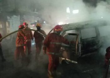 Anggota UPT Damkar Kota Malang saat memadamkan api sebuah mobil yang terbakar di Jalan Raya Bandulan, Kota Malang, Sabtu (03/04/2021). (Foto: UPT Damkar Kota Malang/Tugu Jatim)