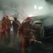 Anggota UPT Damkar Kota Malang saat memadamkan api sebuah mobil yang terbakar di Jalan Raya Bandulan, Kota Malang, Sabtu (03/04/2021). (Foto: UPT Damkar Kota Malang/Tugu Jatim)