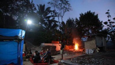 Tim Tugu Media Peduli buka bersama dengan korban gempa Malang di Kabupaten Malang. (Foto: Bayu Eka/ Tugu Jatim)