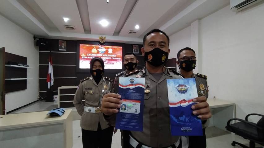 Kasatlantas Polresta Malang Kota Kompol Ramadan Nasution menunjukkan contoh SIM yang dibuat lewat layanan Sinar (SIM Nasional Presisi) pada Selasa (13/04/2021). (Foto: Azmy/Tugu Jatim)