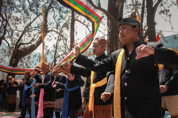 Warga di Ngadas selalu berbagi ketika ada yang merayakan hari raya. (Foto: Rap/Tugu Jatim)
