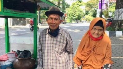 Kakek Satirun dan Nenek Tiah saat berjualan dawet keliling. (Foto: Surya Burhanuddin/Tugu Jatim)