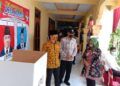 Bupati Trenggalek Mochamad Nur Arifin memonitoring TPS agar suasana kondusif nantinya. (Foto: Zamz/Tugu Jatim)