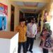 Bupati Trenggalek Mochamad Nur Arifin memonitoring TPS agar suasana kondusif nantinya. (Foto: Zamz/Tugu Jatim)