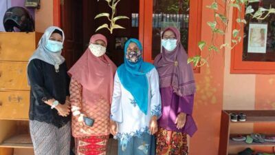 Pendidik perempuan di Bojonegoro menggunakan kebaya saat Hari Kartini. (Foto: Mila Arinda/Tugu Jatim)