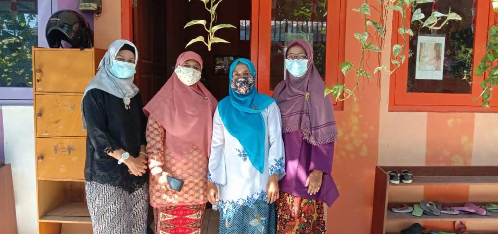 Pendidik perempuan di Bojonegoro menggunakan kebaya saat Hari Kartini. (Foto: Mila Arinda/Tugu Jatim)