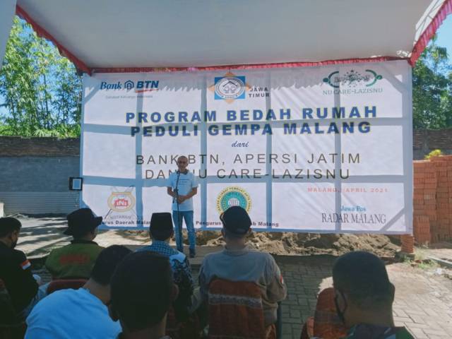 Ketua Apersi Jawa Timur Makhrus Sholeh saat melaksanakan bakti sosial (baksos) di Desa Majang Tengah, Kecamatan Dampit, Kabupaten Malang, Sabtu (24/04/2021).(Foto: Rap/Tugu Jatim)