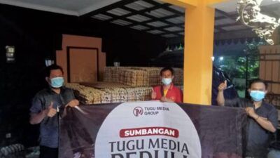 Bantuan diterima langsung oleh CEO Tugu Media Group Irham Thoriq ( kiri) serta dua relawan yakni Ahmad Sihabudin dan Aditya Triatmaja. (Foto: Tugu Media Group/Tugu Jatim)