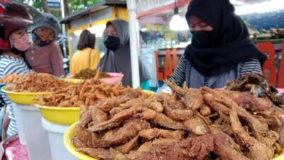 Pasar takjil di Jalan Hayam Wuruk Kota Kediri sepi pengunjung. (Foto: Noe/Tugu Jatim)