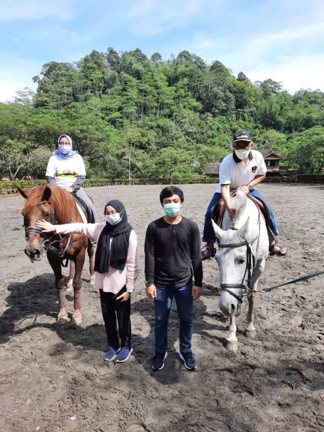 Berkuda merupakan salah satu kegiatan favorit para wisatawan yang berkunjung ke Santosa Stable di Desa Leban, Kecamatan Boja, Kendal, Jawa Tengah. (Foto: Dok Aqua Dwipayana/Tugu Jatim)