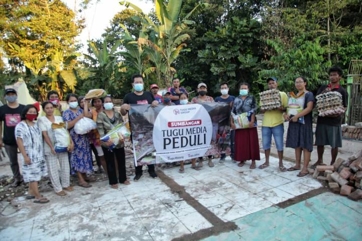 Irham Thoriq dan tim Tugu Media Peduli memberikan bantuan kepada korban gempa Malang. (Foto: Lutfi Pramono/Tugu Jatim)
