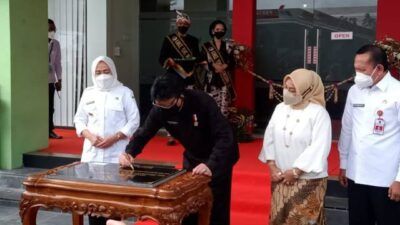 Penandatanganan prasasti oleh Men PAN RB Tjahjo Kumolo bersama Bupati Bojonegoro Anna Muawanah sebagai tanda telah diresmikan Mal Pelayanan Publik Bojonegoro. (Foto: Mila Arinda/Tugu Jatim)