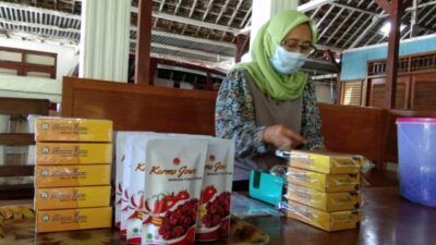 Endah sedang mengemas Kurmo Jowo, manisan buah tomat di Desa Mojodeso, Kecamatan Kapas, Kabupaten Bojonegoro. (Foto: Mila Arinda/Tugu Jatim)