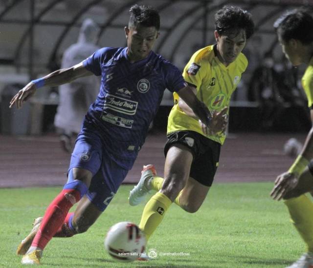 Pemain Arema FC Dedik Setiawan saat berjibaku dengan pemain Barito Putera dalam gelaran Piala Menpora 2021. (Foto: Instagram/Arema FC) liga 1