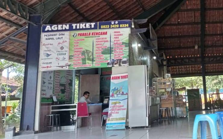 Agen travel di Terminal Rajekwesi Bojonegoro. (Foto: Mila Arinda/Tugu Jatim)