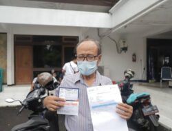 Salah satu lansia yang menunjukkan bukti setelah divaksinasi. (Foto: Humas Pemkab Tuban/Tugu Jatim)