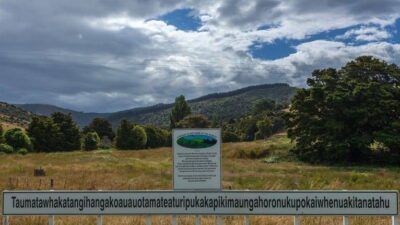 Bukit Taumatawhakatangihangakoauauotamateaturipukakapikimaungahoronukupokaiwhenuakitanatahu di Selandia Baru. (Foto: Dokumentasi theculturetrip/Tugu Jatim)