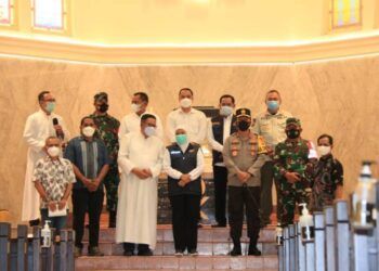 Forkopimda Jatim meninjau dan memastikan keamanan ibadah di Gereja Katedral Hati Kudus Surabaya, Jumat pagi (02/04/2021). (Foto: Polda Jatim/Tugu Jatim)