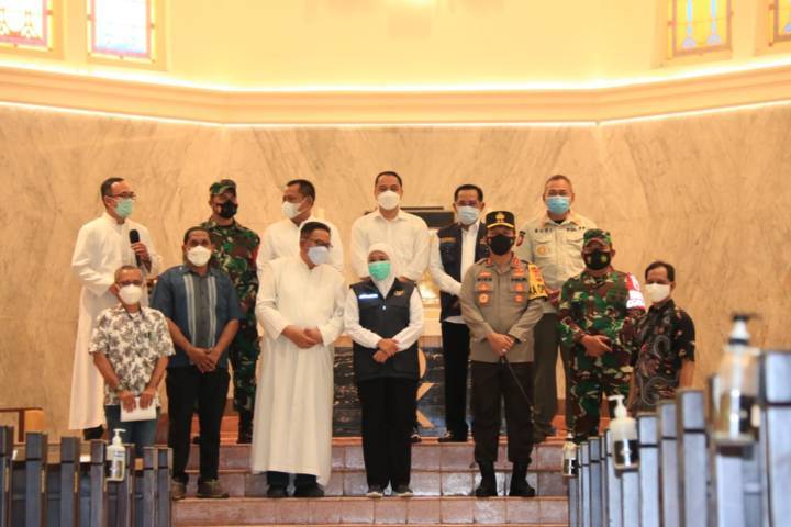 Forkopimda Jatim meninjau dan memastikan keamanan ibadah di Gereja Katedral Hati Kudus Surabaya, Jumat pagi (02/04/2021). (Foto: Polda Jatim/Tugu Jatim)