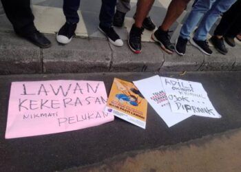 Aksi jurnalis se-Surabaya dalam upaya solidaritas atas kasus represi yang diterima wartawan Tempo Nurhadi.(Foto: Rangga Aji/Tugu Jatim)