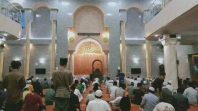 Warga tetap antusias melaksanakan salat Tarawih pertama di Masjid Jami' Gondanglegi, Kabupaten Malang.(Foto: Rap/Tugu Jatim)