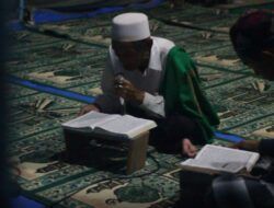 Masjid Roboh Akibat Gempa Malang, Warga Tamanasri Terpaksa Salat Tarawih di Tenda Darurat