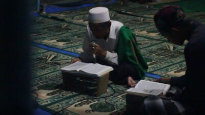 Masjid Raudlatul Muttaqin dirobohkan sehingga warga korban gempa Malang harus beribadah di tenda darurat. (Foto: Rubianto/Tugu Jatim)