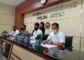 Kepala Humas Polda Jatim Kombes Pol Gatot Repli Handoko menjelaskan dugaan tindak pidana perdagangan dan/atau standarisasi serta penilaian kesesuaian terhadap peredaran regulator tekanan rendah yang tidak sesuai standart SNI di wilayah Jawa Timur, Senin (05/04/2021). (Foto: Rangga Aji/Tugu Jatim)
