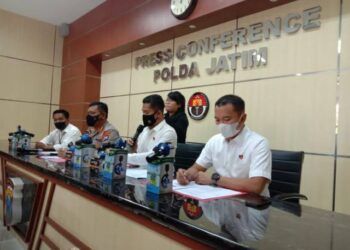 Kepala Humas Polda Jatim Kombes Pol Gatot Repli Handoko menjelaskan dugaan tindak pidana perdagangan dan/atau standarisasi serta penilaian kesesuaian terhadap peredaran regulator tekanan rendah yang tidak sesuai standart SNI di wilayah Jawa Timur, Senin (05/04/2021). (Foto: Rangga Aji/Tugu Jatim)