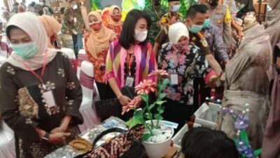 Wali Kota Batu Dewanti Rumpoko bersama Forkopimda Kota Batu mengunjungi pameran Recycling Exhibition. (Foto: Sholeh/Tugu Jatim)