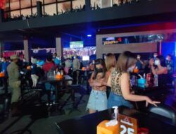 Suasana razia petugas BNNK Tuban di tempat hiburan malam. (Foto: Humas BNNK Tuban/Tugu Jatim)