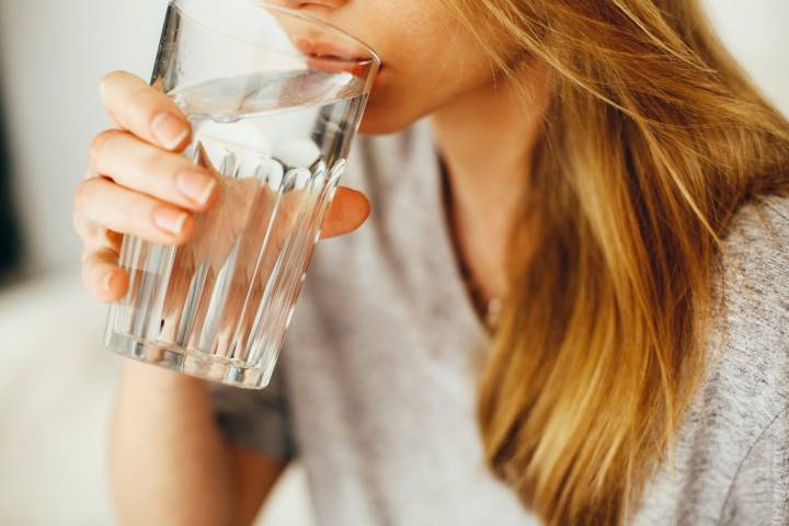 Ilustrasi minum air putih. Menjaga kebutuhan cairan tubuh saat puasa tetap dibutuhkan meski saat puasa. (Foto: Pexels)