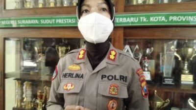 Kepala Satuan Pembinaan Masyarakat (Kasatbinmas) Polrestabes Surabaya AKBP Herlina memberikan penyuluhan mengenai kenakalan remaja dan persiapan belajar tatap muka di SMPN 1 Surabaya, Senin (19/04/2021). (Foto: Rangga Aji/Tugu Jatim)