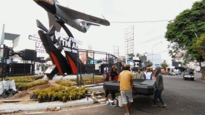 Reklame rokok yang mengelilingi Monumen Pesawat MIG-17 Fresco di Soehat Kota Malang dibongkar pada Selasa (27/4/2021). (Foto:Azmy/Tugu Jatim)