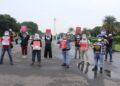 Foto sejumlah pengurus dan anggota AJI Jakarta menggelar aksi solidaritas untuk mengusut tuntas kasus penganiayaan jurnalis Tempo Nurhadi. (Foto: AJI Jakarta/Tugu Jatim)