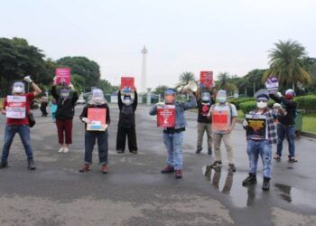 Foto sejumlah pengurus dan anggota AJI Jakarta menggelar aksi solidaritas untuk mengusut tuntas kasus penganiayaan jurnalis Tempo Nurhadi. (Foto: AJI Jakarta/Tugu Jatim)