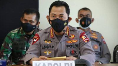 Kapolri Jenderal Listyo Sigit Prabowo menyampaikan statementnya terkait tenggelamnya kapal selam KRI Naggolan 402 pada Sabtu malam (24/04/2021). (Foto: Polri/Tugu Jatim)