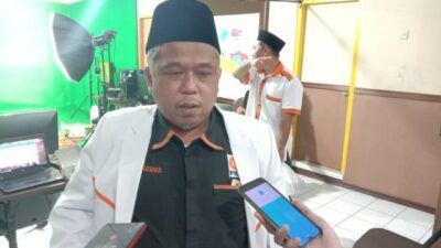 Ketua DPW PKS Jatim Ustad Irwan Setiawan saat Milad Ke-19 PKS di Studio DPW PKS Jatim, Selasa (20/04/2021). (Foto: Dimas Ari/Tugu Jatim)